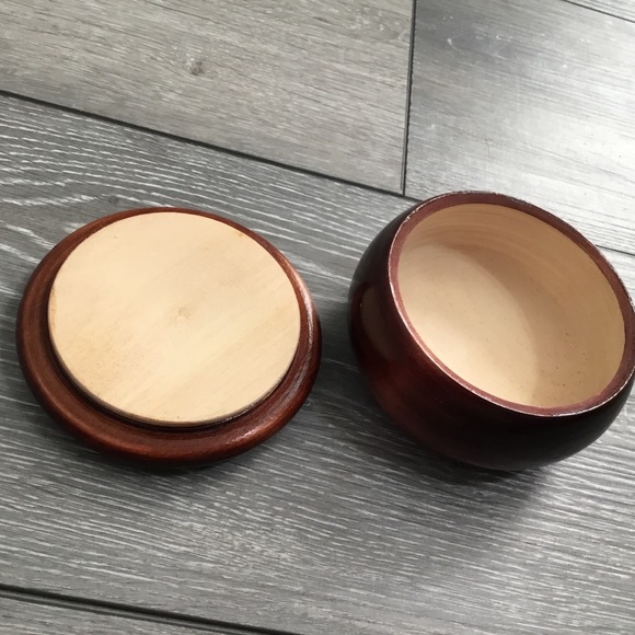 Beautifully Carved Bavarian Round Box by Heinzellerhaus Oberammergau - Picture 8 of 11